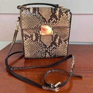 UterQue Crossbody Leather Structured Purse